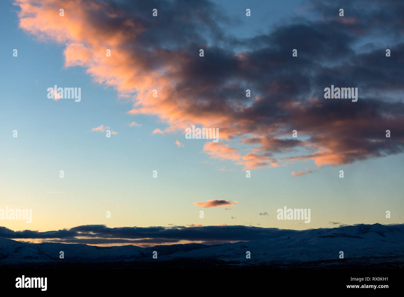 Pink sky over mountain range hi-res stock photography and images - Alamy