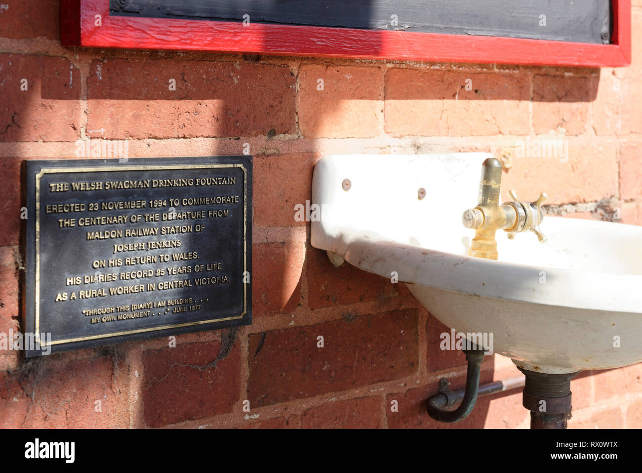 The Welsh Swagman Drinking Fountain on the platform of the Maldon railway station, Victoria, Australia. Opened in 1884, the historic Railway Station s Stock Photo