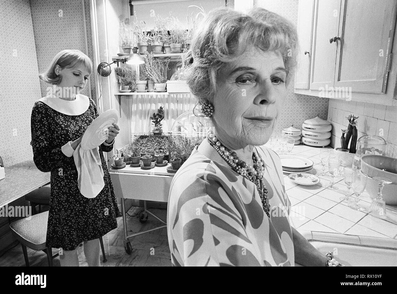 RUTH GORDON and MIA FARROW in ROSEMARY'S BABY (1968), directed by ROMAN POLANSKI. Credit: PARAMOUNT PICTURES / Album Stock Photo