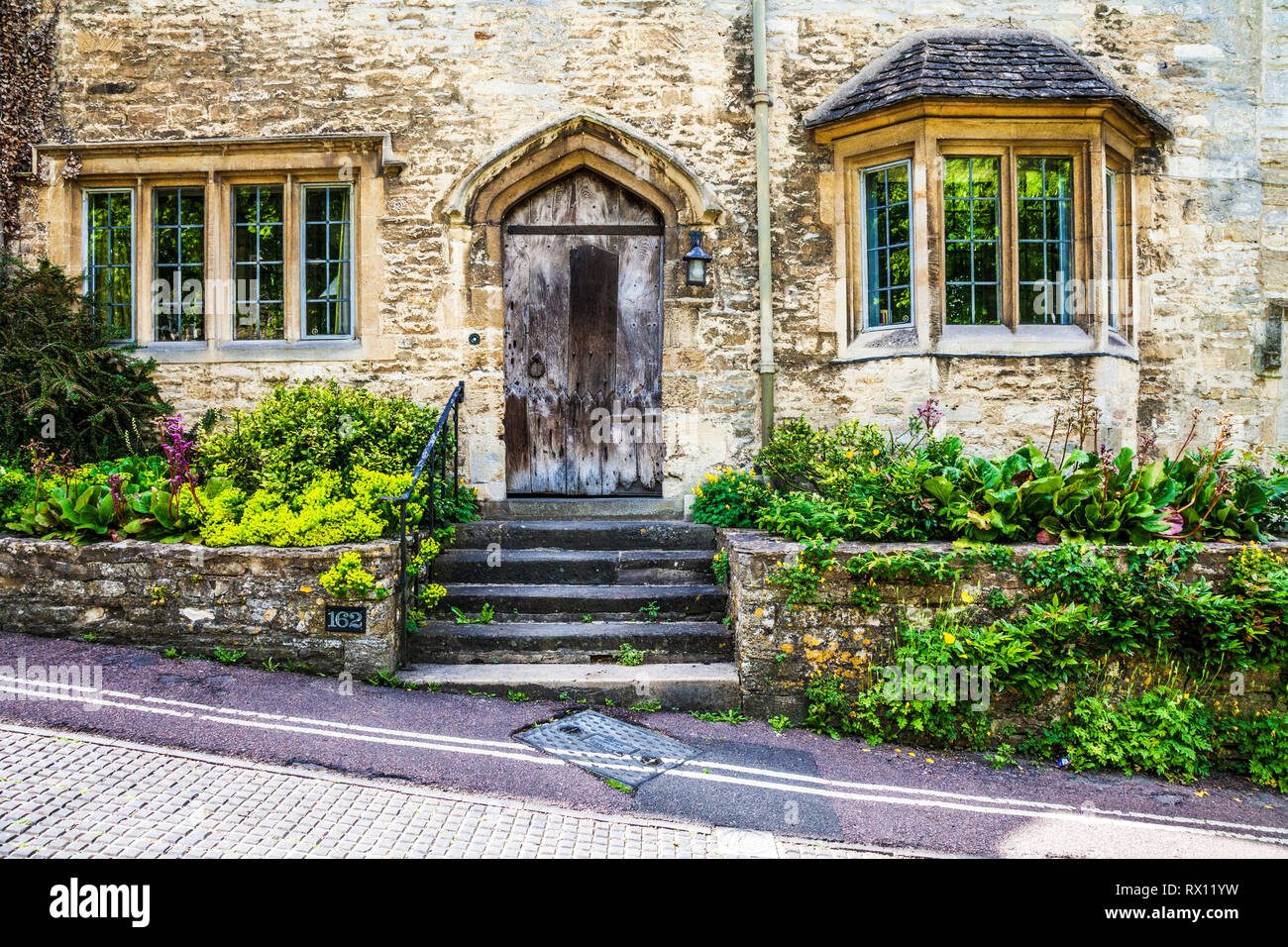 Pretty Cotswold stone cottage in the Cotswold village of Burford in Oxfordshire Stock Photo Alamy