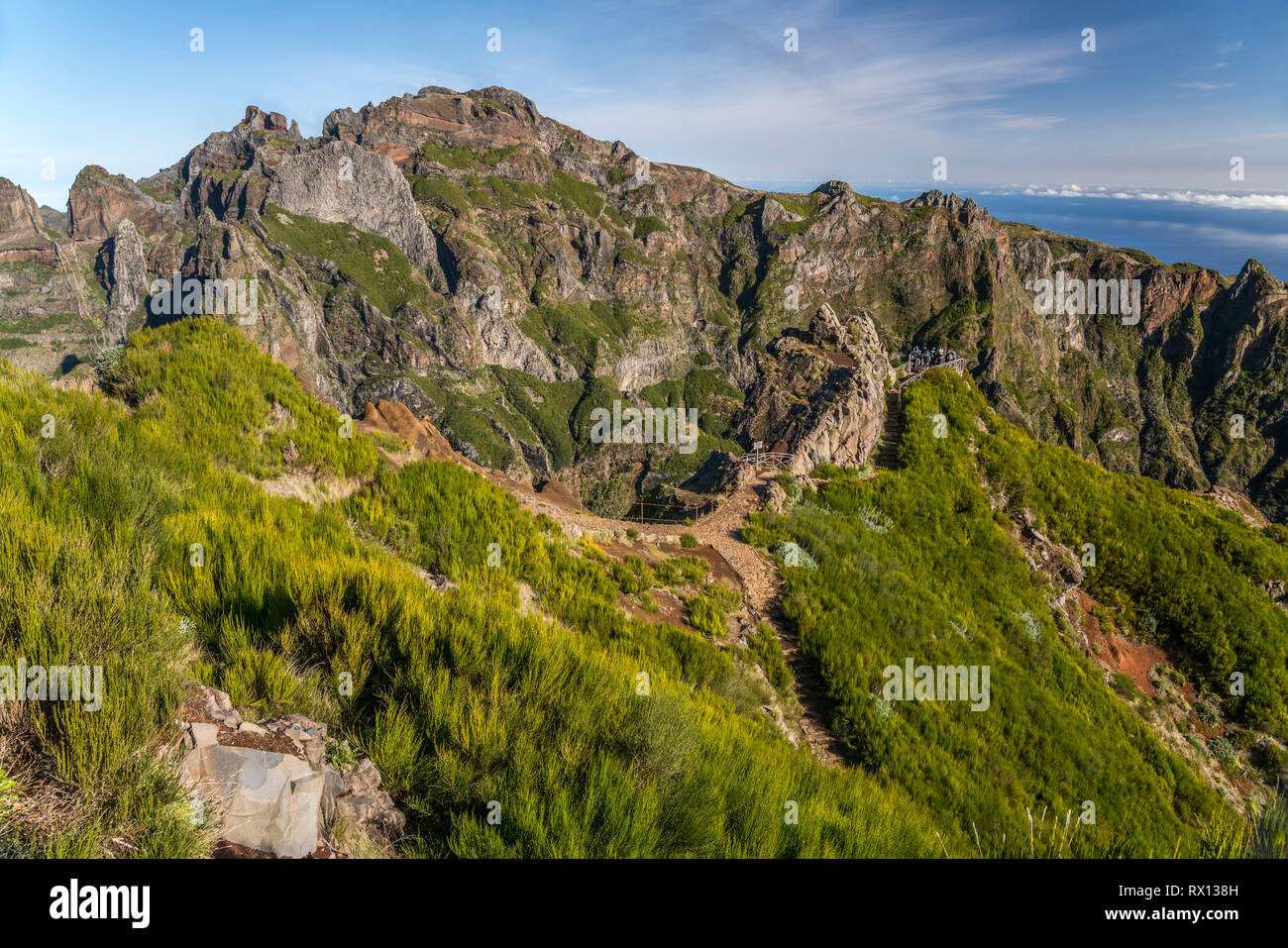 Wanderweg im Zentralmassiv zwischen Madeiras höchsten Bergen Pico Arieiro und Pico Ruivo, Madeira, Portugal, Europa |  hiking trail in the central mou Stock Photo