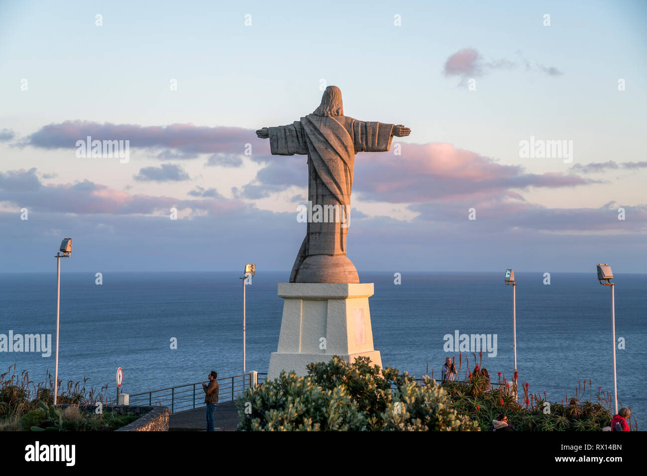 Überlebensgrosse Jesus Statue Cristo Rei in Garajau, Madeira, Portugal,  Europa | larger than lifesize Jesus Staue Cristo Rei in Garajau Madeira,  Port Stock Photo - Alamy