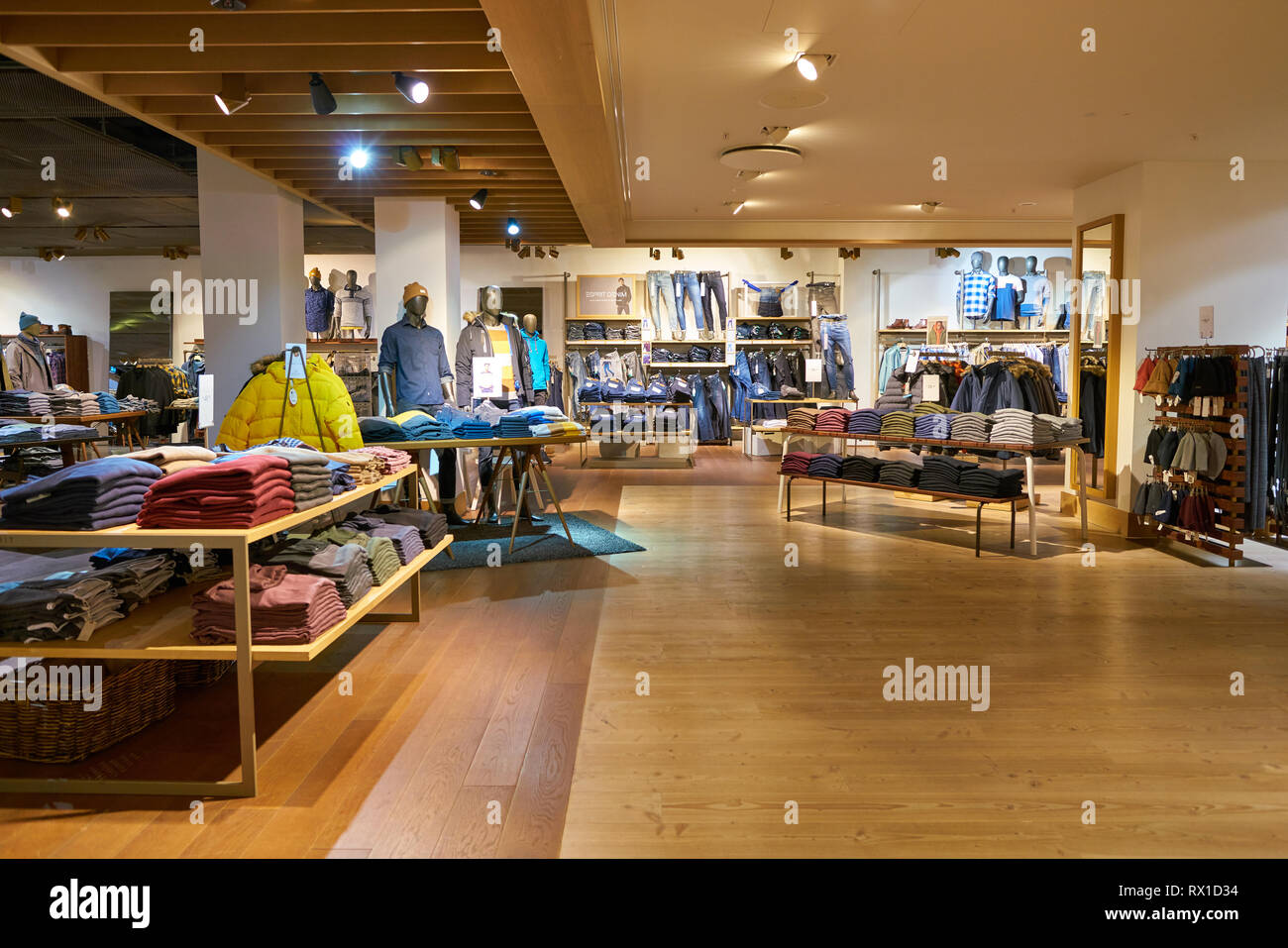 Esprit shop hi-res stock photography and images - Page 2 - Alamy