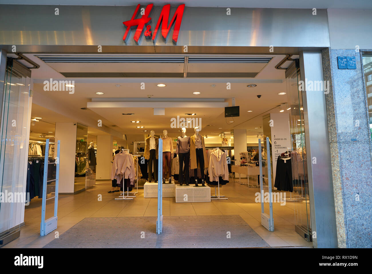 DUSSELDORF, GERMANY - CIRCA SEPTEMBER, 2018: entrance to H&M shop in  Dusseldorf Stock Photo - Alamy