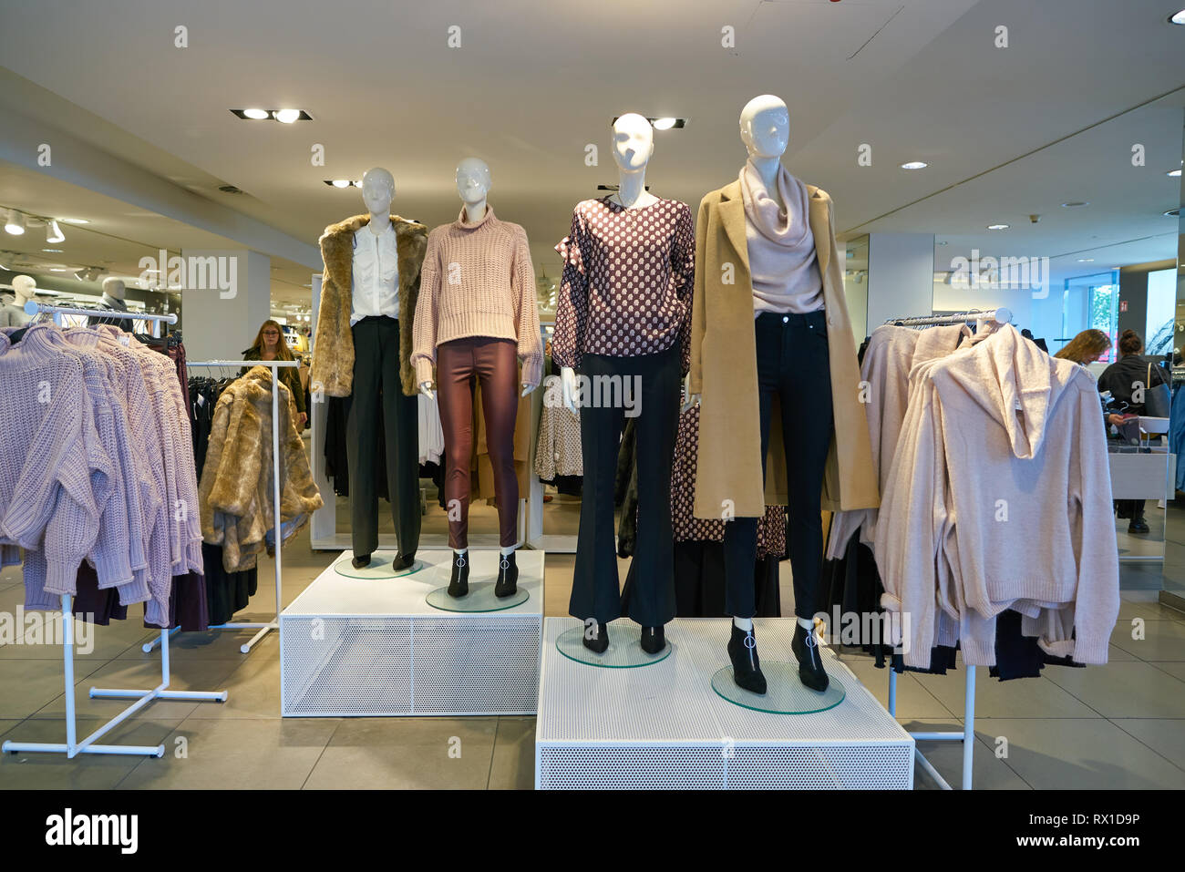 H m shop hi res stock photography and images Page 8 Alamy