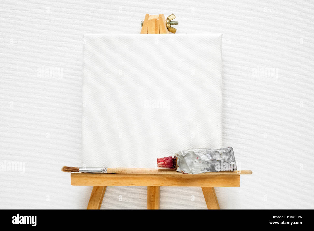 Mini canvas and easel set hi-res stock photography and images - Alamy
