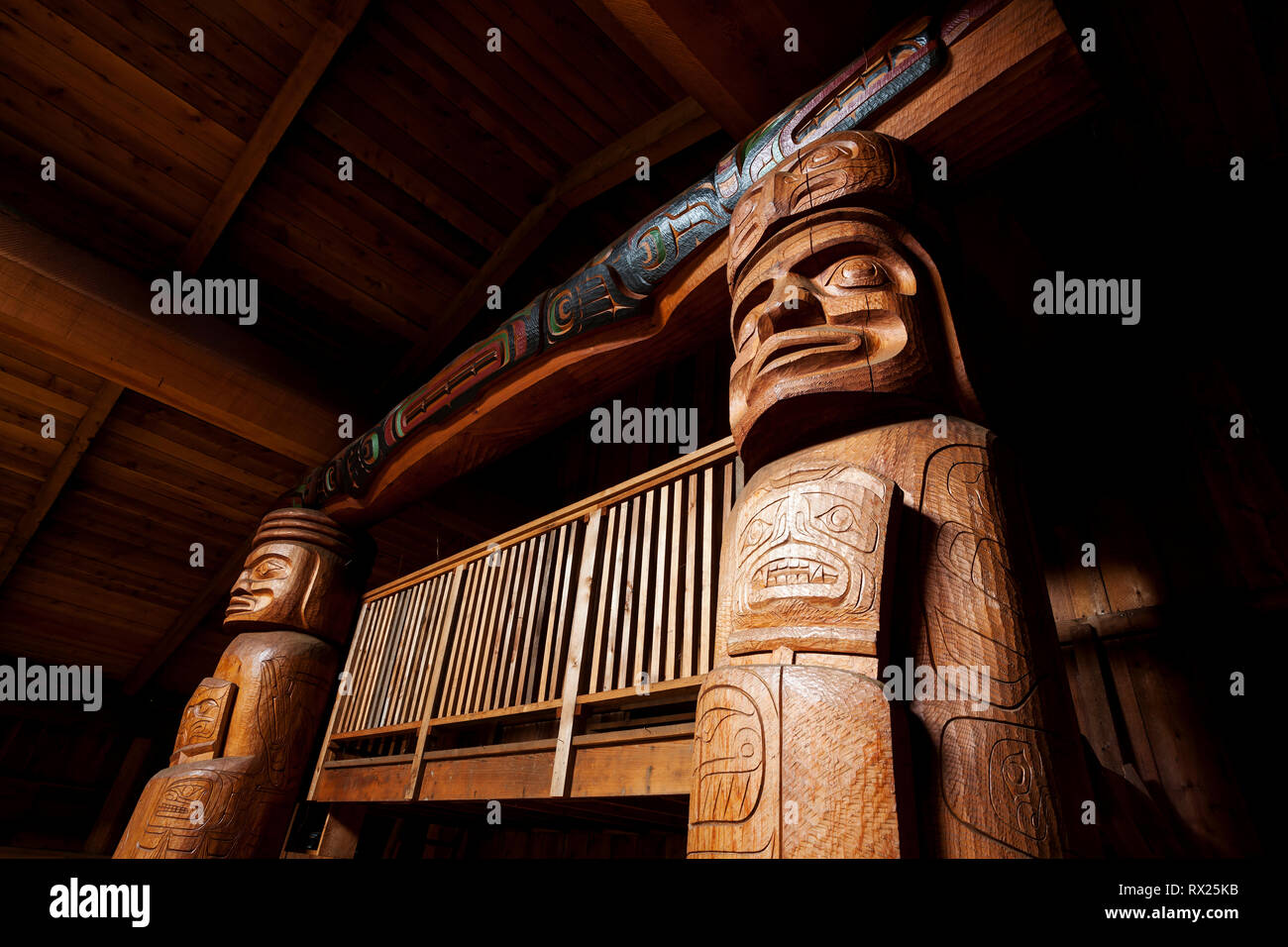 Two large corner posts highlight crests and designs relevant to the Wuikinuxv first nations people in their bighouse.  Oweekeno, Rivers Inlet, British Columbia Central Coast, Canada. Stock Photo