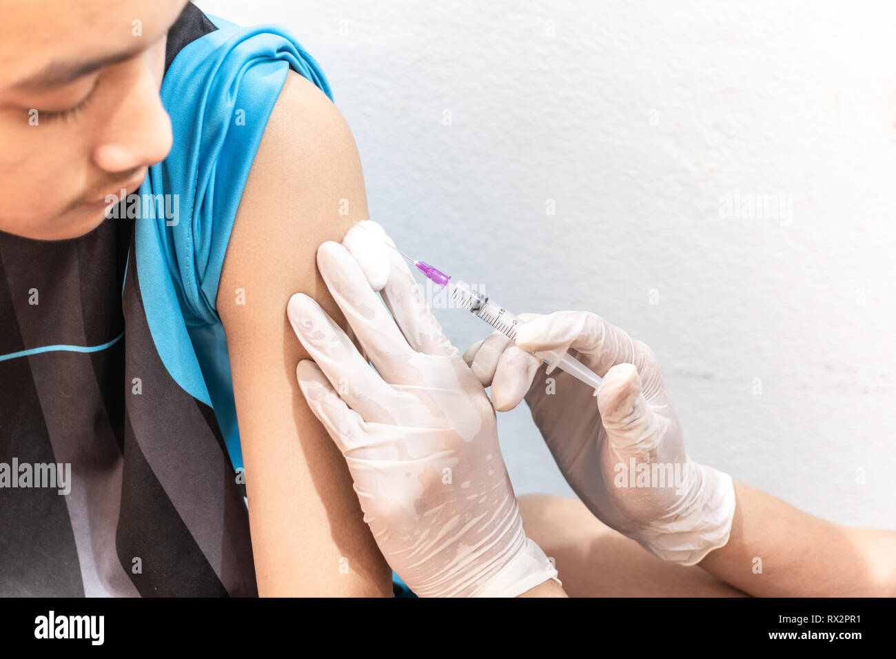 https://c8.alamy.com/comp/RX2PR1/doctor-holding-syringe-and-cotton-ball-to-prepare-injections-for-patients-RX2PR1.jpg