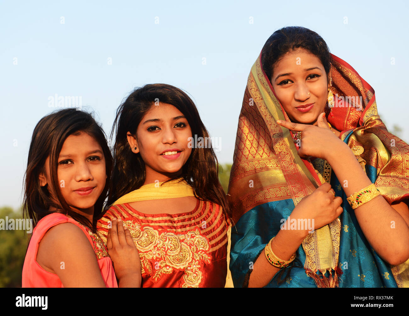 Discover 130+ bangladesh traditional dress - seven.edu.vn