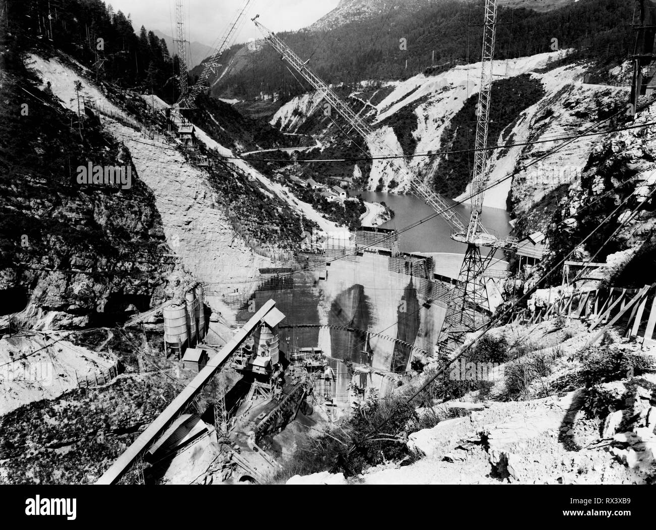 pontesei dam under construction, italy 1957 Stock Photo
