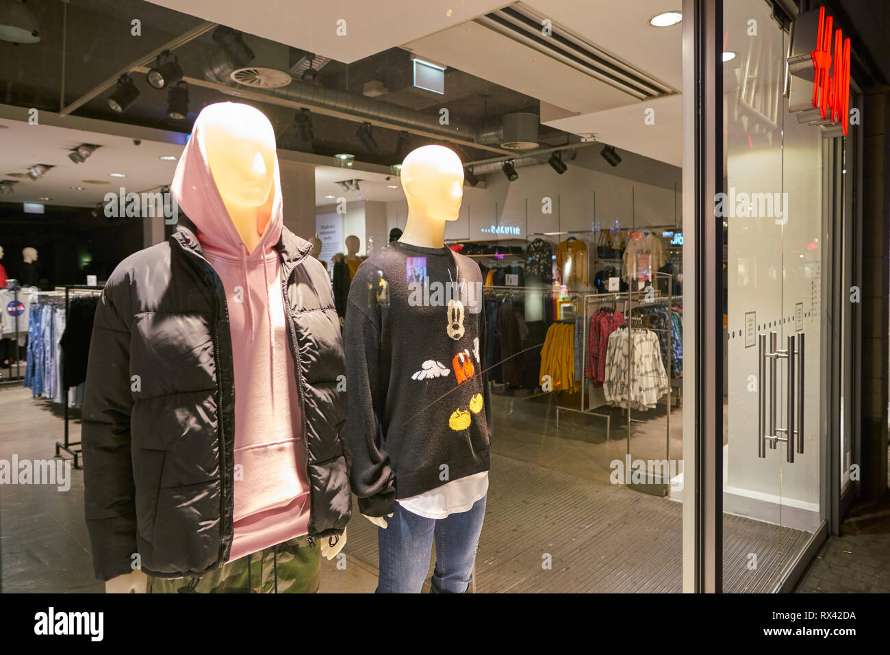 Dusseldorf Germany Circa September 18 Mannequins On Display At H M Shop In Dusseldorf Stock Photo Alamy