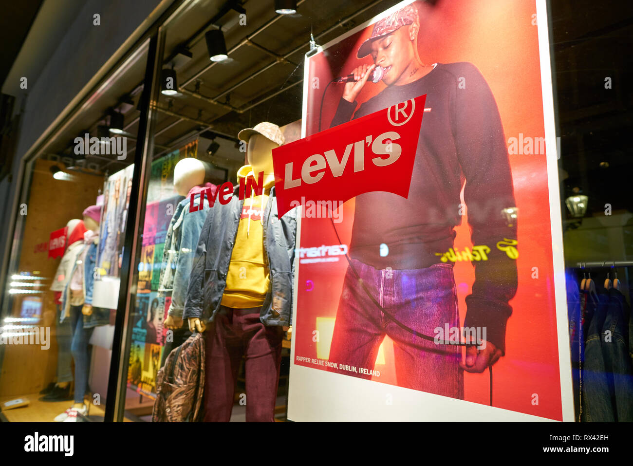 Page 2 - Levis Shop High Resolution Stock Photography and Images - Alamy