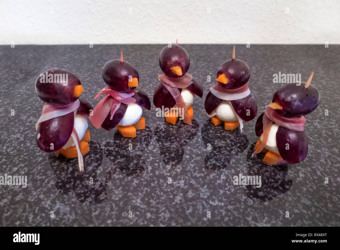 essbare Pinguine aus Trauben, Käse und Karotten Stock Photo