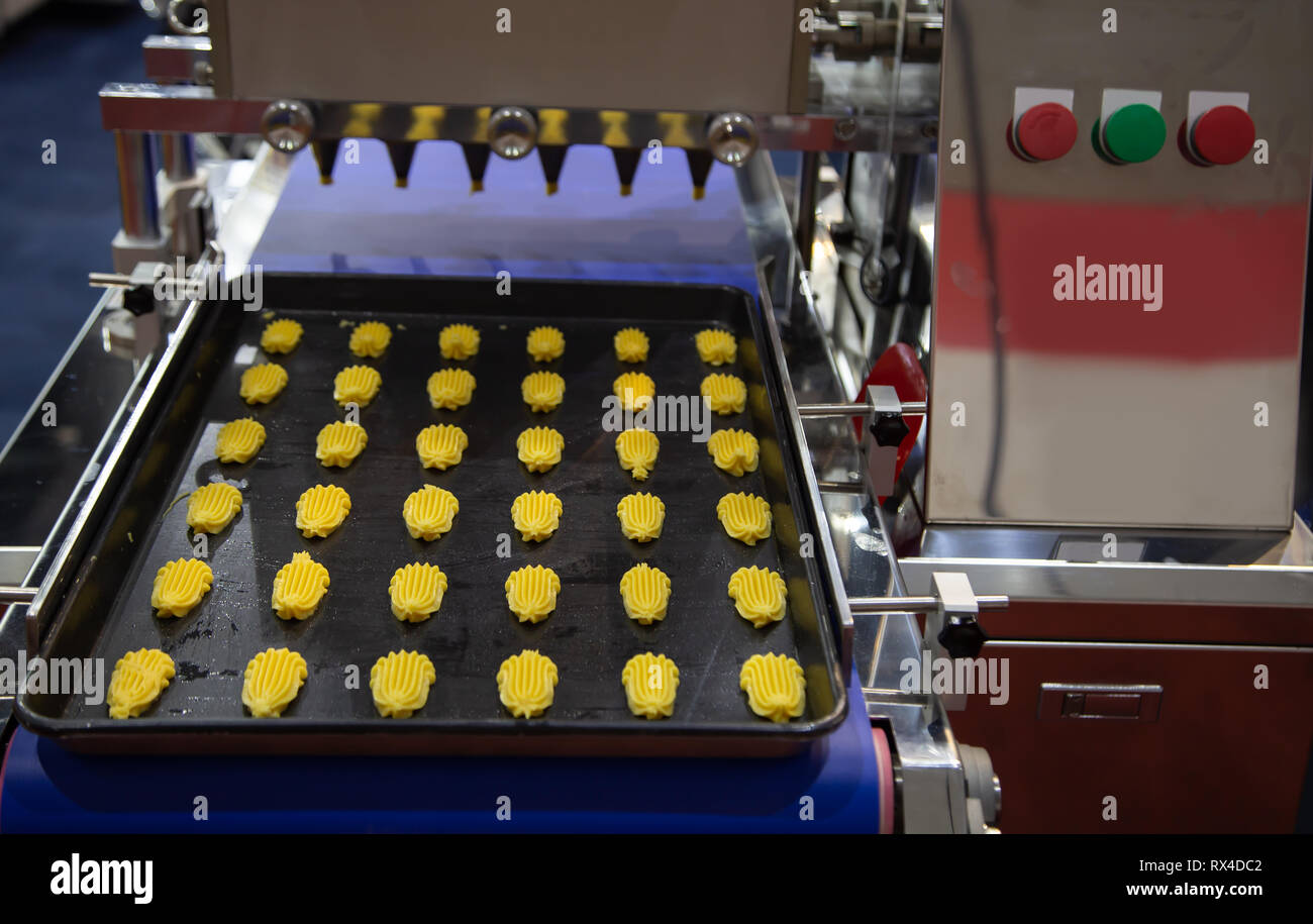 https://c8.alamy.com/comp/RX4DC2/industrial-automatic-cookie-and-biscuit-making-machine-RX4DC2.jpg