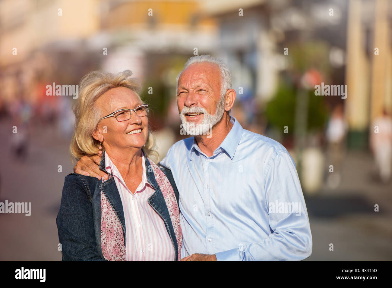 Man woman couple walking apart hi-res stock photography and images - Alamy