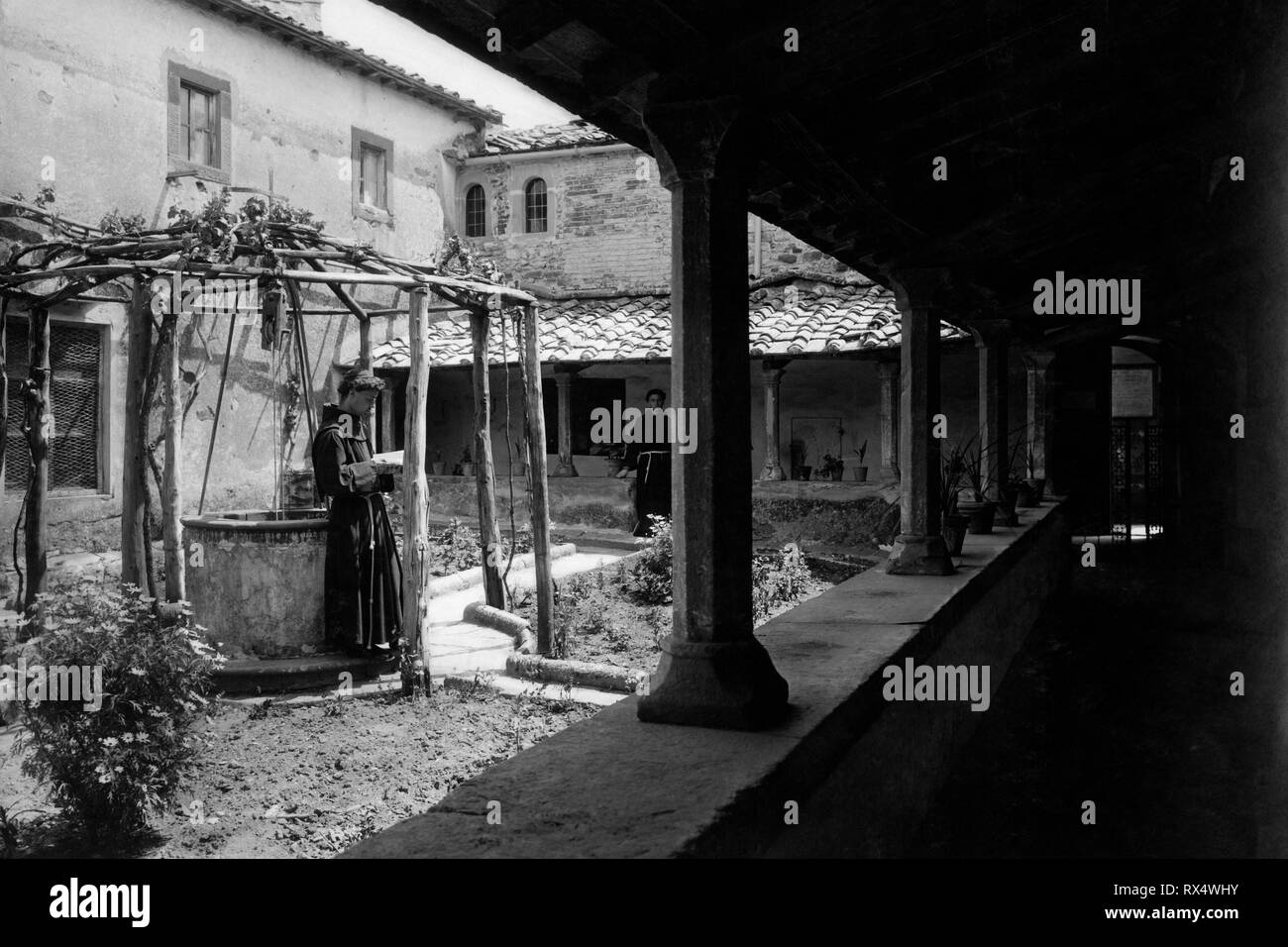Tuscany, Fiesole, small cloister in the convent of San Francesco, 1900-10 Stock Photo