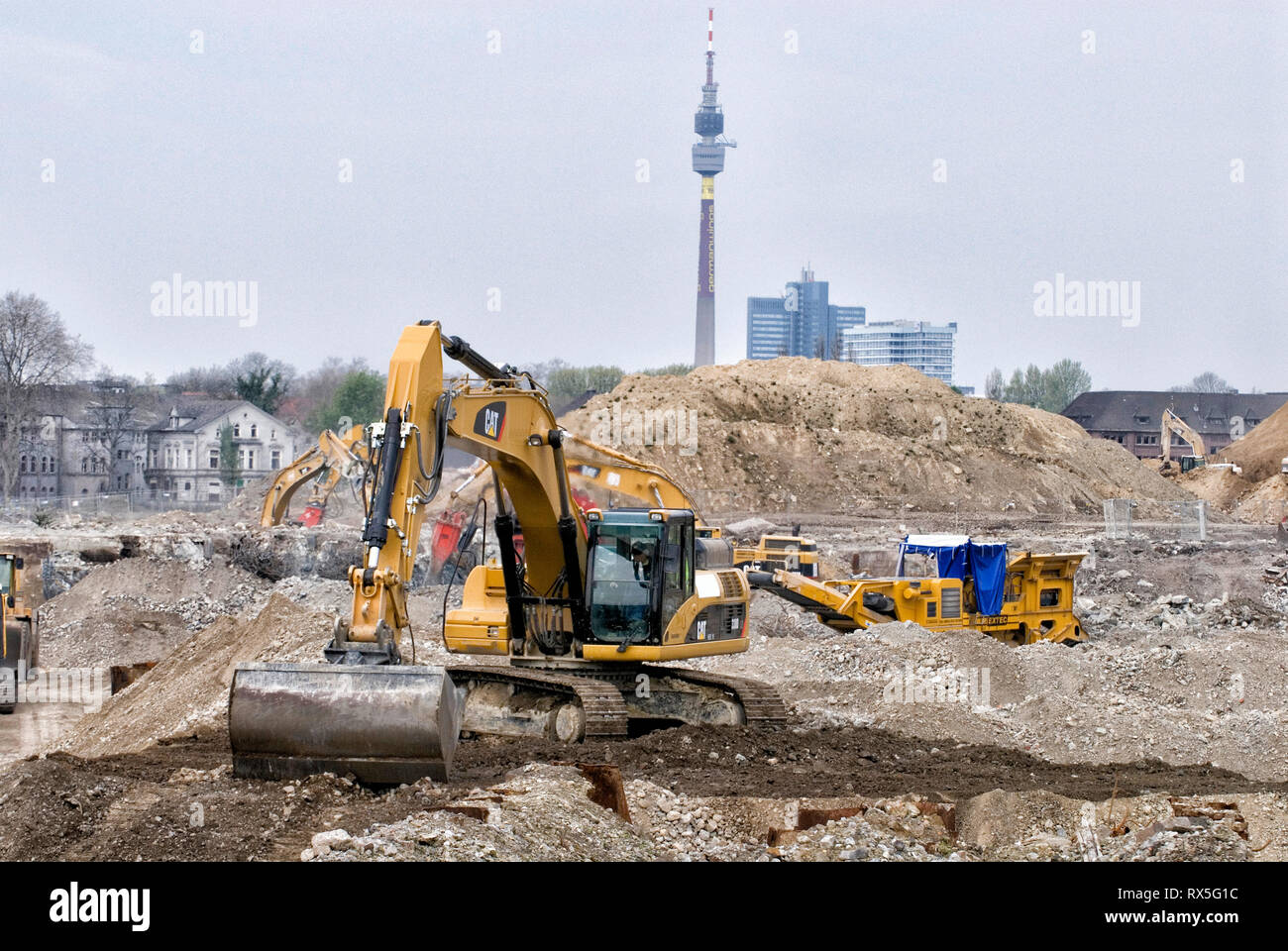 Mehrere Bagger Baggern Erde Im Neu Entstehenden Becken Des Phoenix Sees 