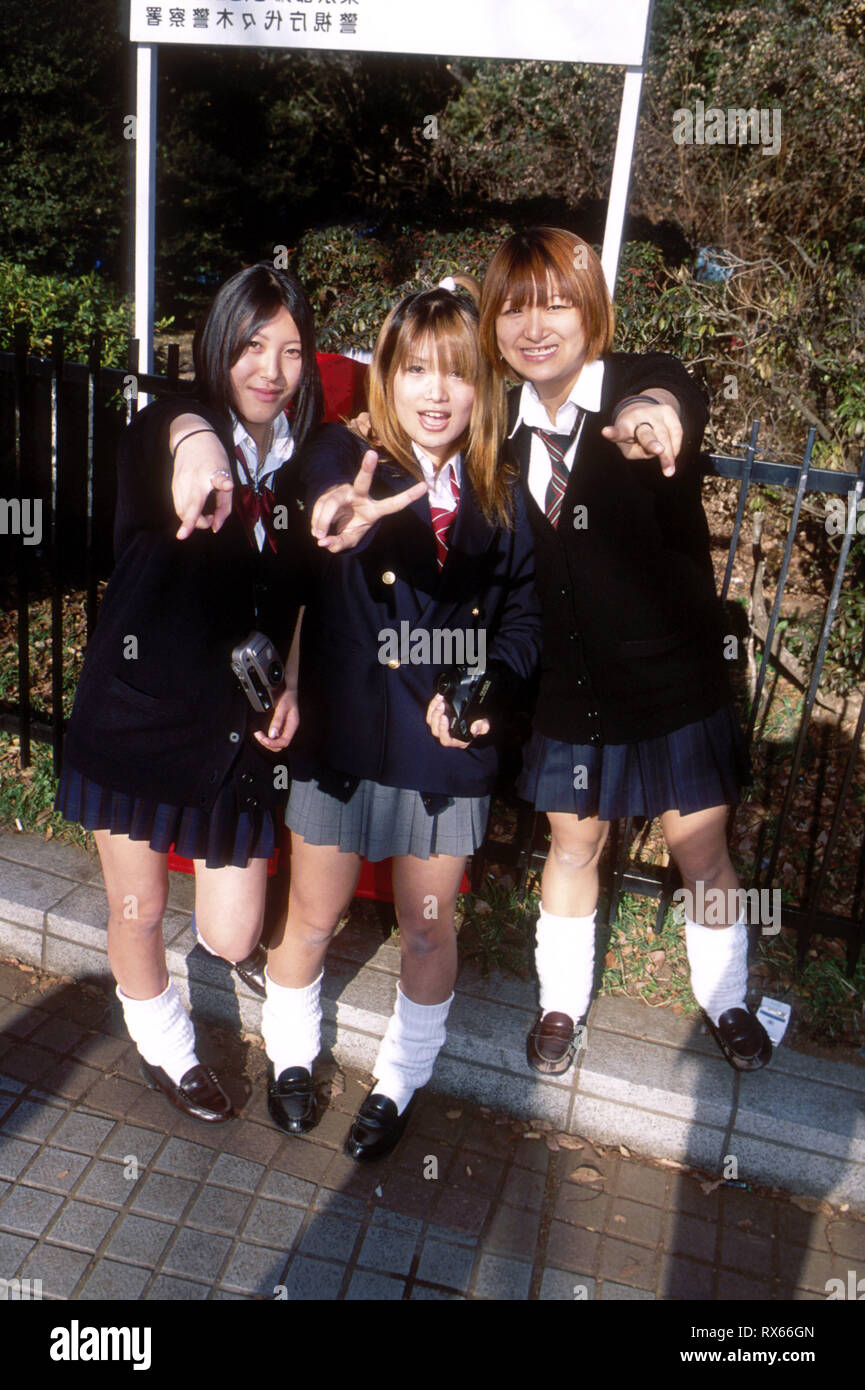 Japanese schoolgirls Yoyogi-koen, Harajuku, Tokyo 2001 Stock Photo
