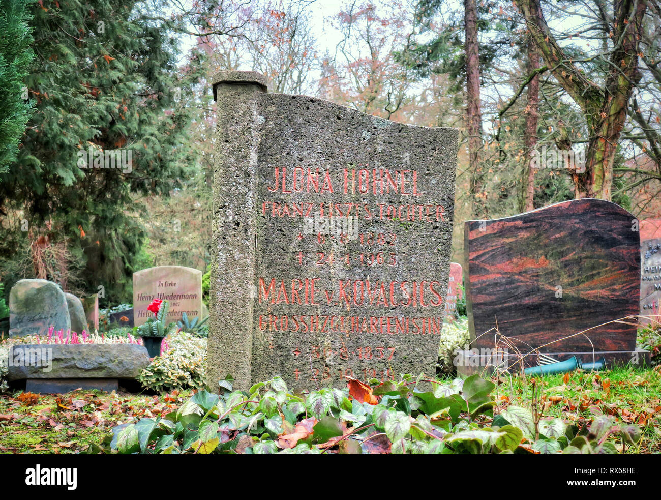 Weimar, Germany. 25th Dec, 2018. A gravestone with the inscription 'Ilona Höhnel Franz Liszt's daughter' and 'Marie v. Kovacsics' stands on the Weimar main cemetery. Ilona Höhnel is said to have been the composer's illegitimate daughter. Credit: Soeren Stache/dpa-Zentralbild/ZB/dpa/Alamy Live News Stock Photo
