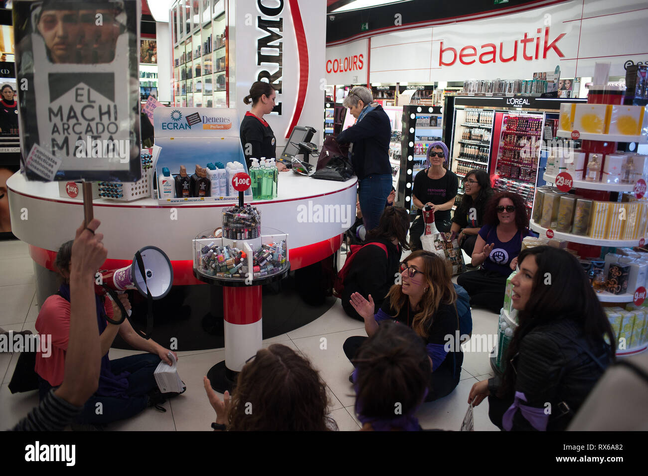 Malaga, MALAGA, Spain. 8th Mar, 2019. A group of picketers women are seen seated inside primor shop as they take part during the 24-hours General Women's Strike.A 24-hour General Women's Strike. Every 08 march coinciding with the International Women's Day, thousands of women and organizations around the world take the streets to protest against women violence and to demand for gender equality between men and women. Credit: Jesus Merida/SOPA Images/ZUMA Wire/Alamy Live News Stock Photo