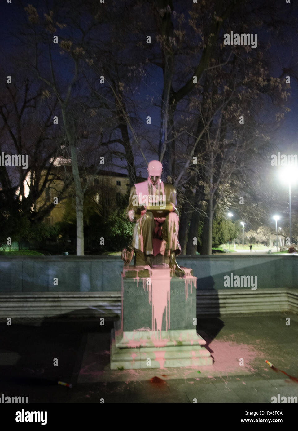 Milan, Italy. 8th Mar 2019. Statue of italian journalist Indro Montanelli covered with pink paint as protest during People the International Women's Day on March 8th 2019 Credit: Pandarius/Alamy Live News Stock Photo