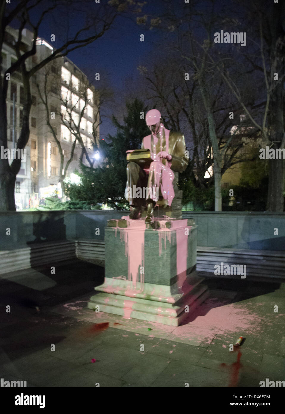 Milan, Italy. 8th Mar 2019. Statue of italian journalist Indro Montanelli covered with pink paint as protest during People the International Women's Day on March 8th 2019 Credit: Pandarius/Alamy Live News Stock Photo