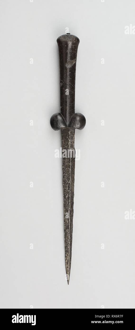 Ballock Dagger. North European, possibly Flemish. Date: 1490-1510. Dimensions: L. 33 cm (13 in.)  Blade L. 21 cm (8 1/4 in.)  Wt. 10 oz. Ivy root and steel. Origin: Northern Europe. Museum: The Chicago Art Institute. Stock Photo