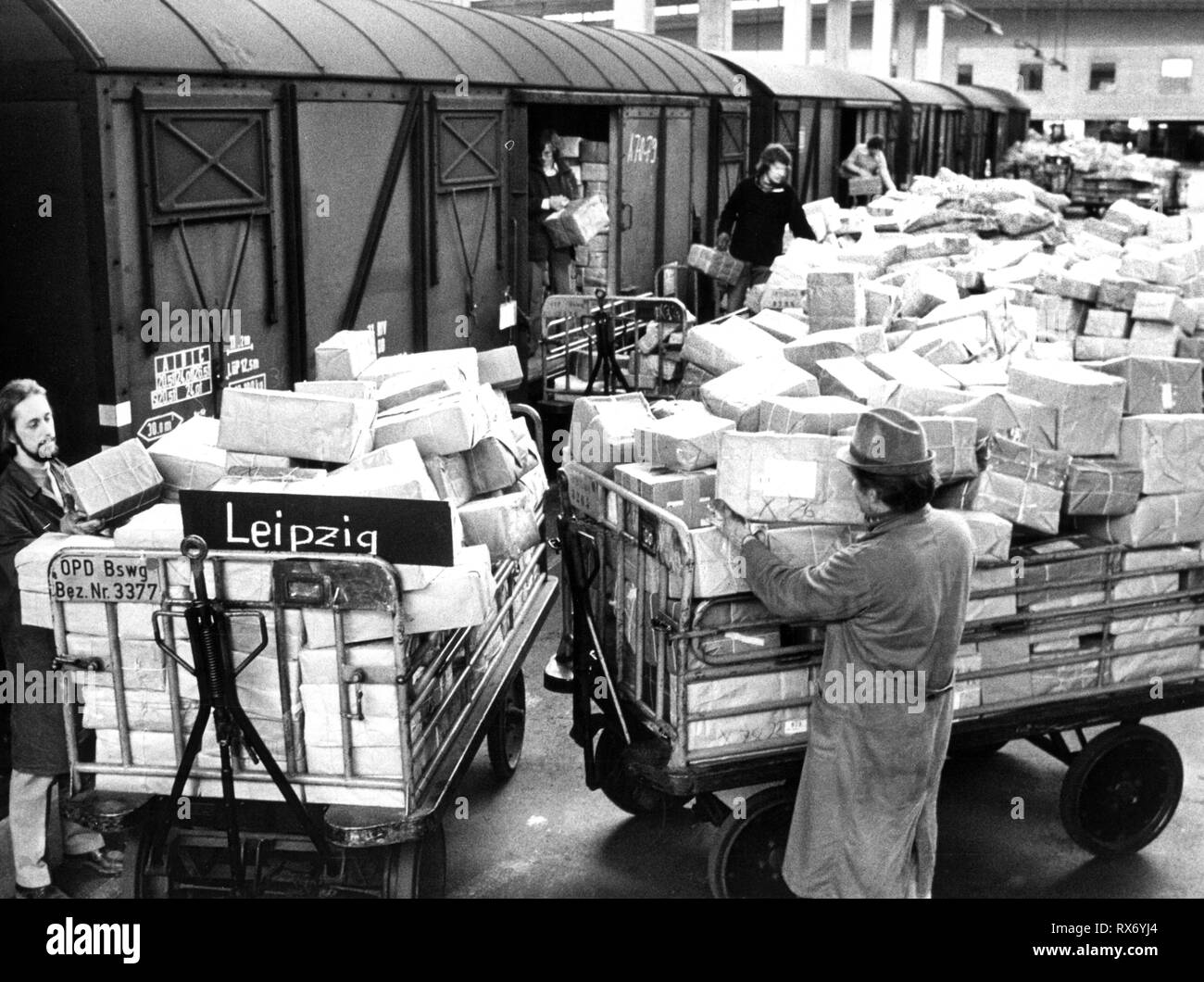 Like every year, the 250 employees of the Braunschweig post office, as here on 13 December 1974, have a lot to do to cope with the flood of Christmas parcels for the GDR. | usage worldwide Stock Photo