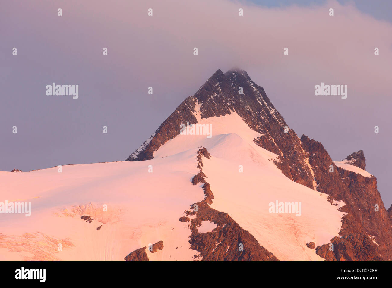 Alpenglow at dawn. Grossglockner / Großglockner (3798 m), highest mountain in Austria in the Hohe Tauern National Park, Carinthia / Kärnten Stock Photo