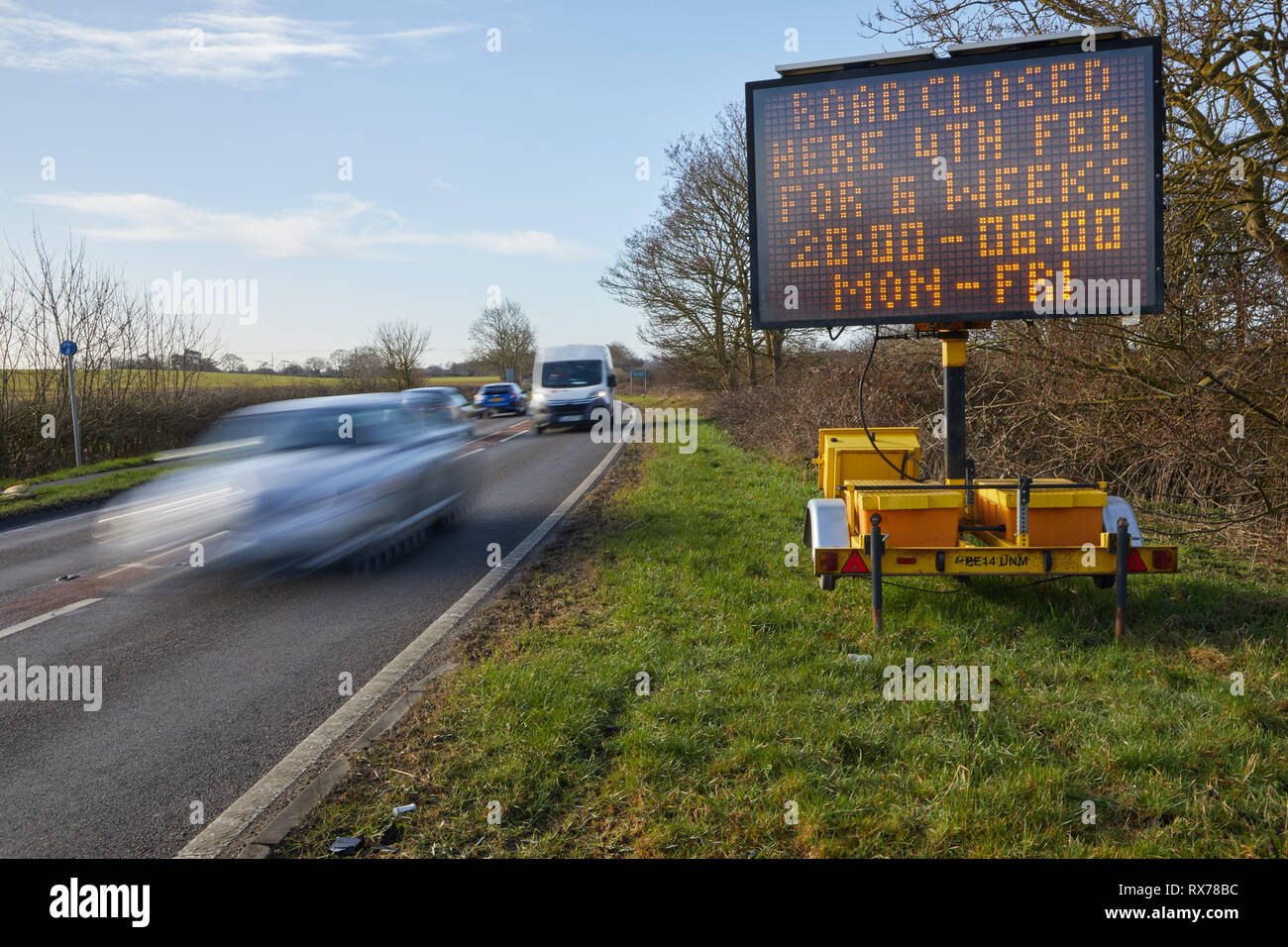 Road closed sign, Nettleham, Lincoln with traffic Stock Photo Alamy