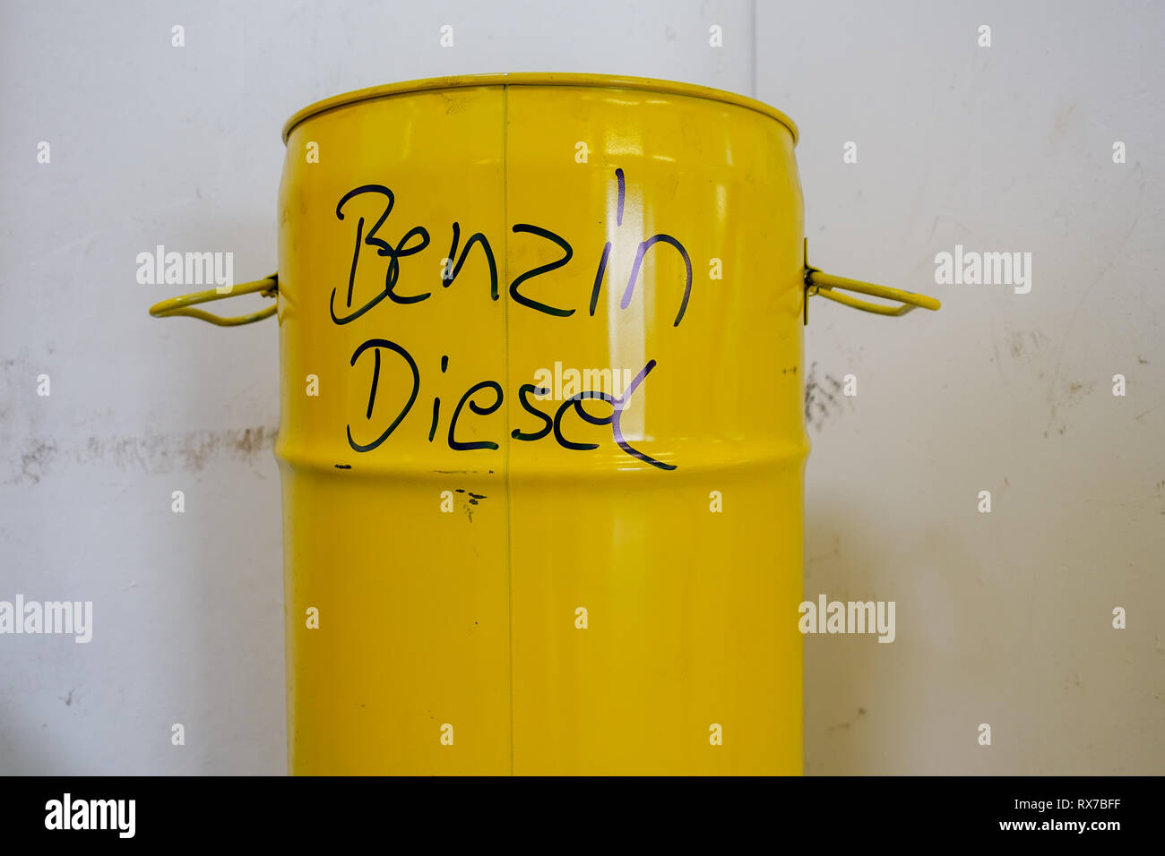 Radioactive canister container hi-res stock photography and images - Alamy