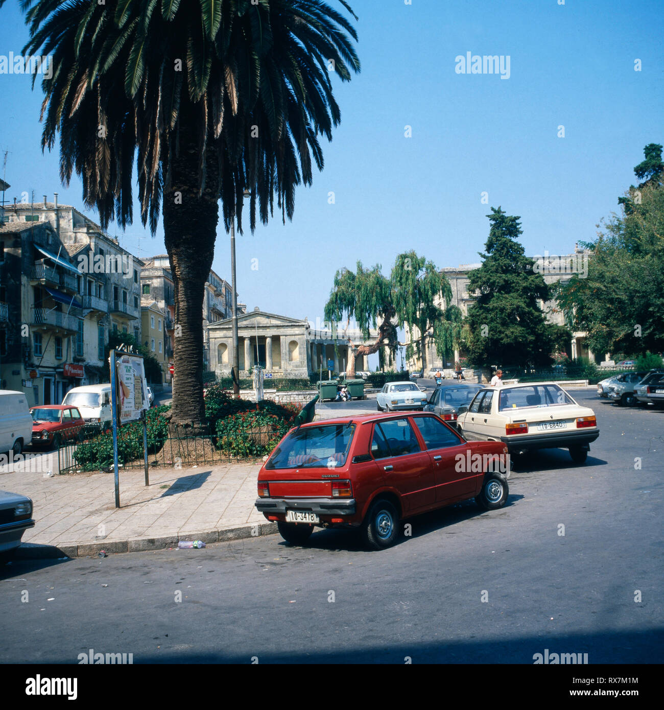 Insel Korfu Parkende Autos an einem Kreisverkehr in der Altstadt von