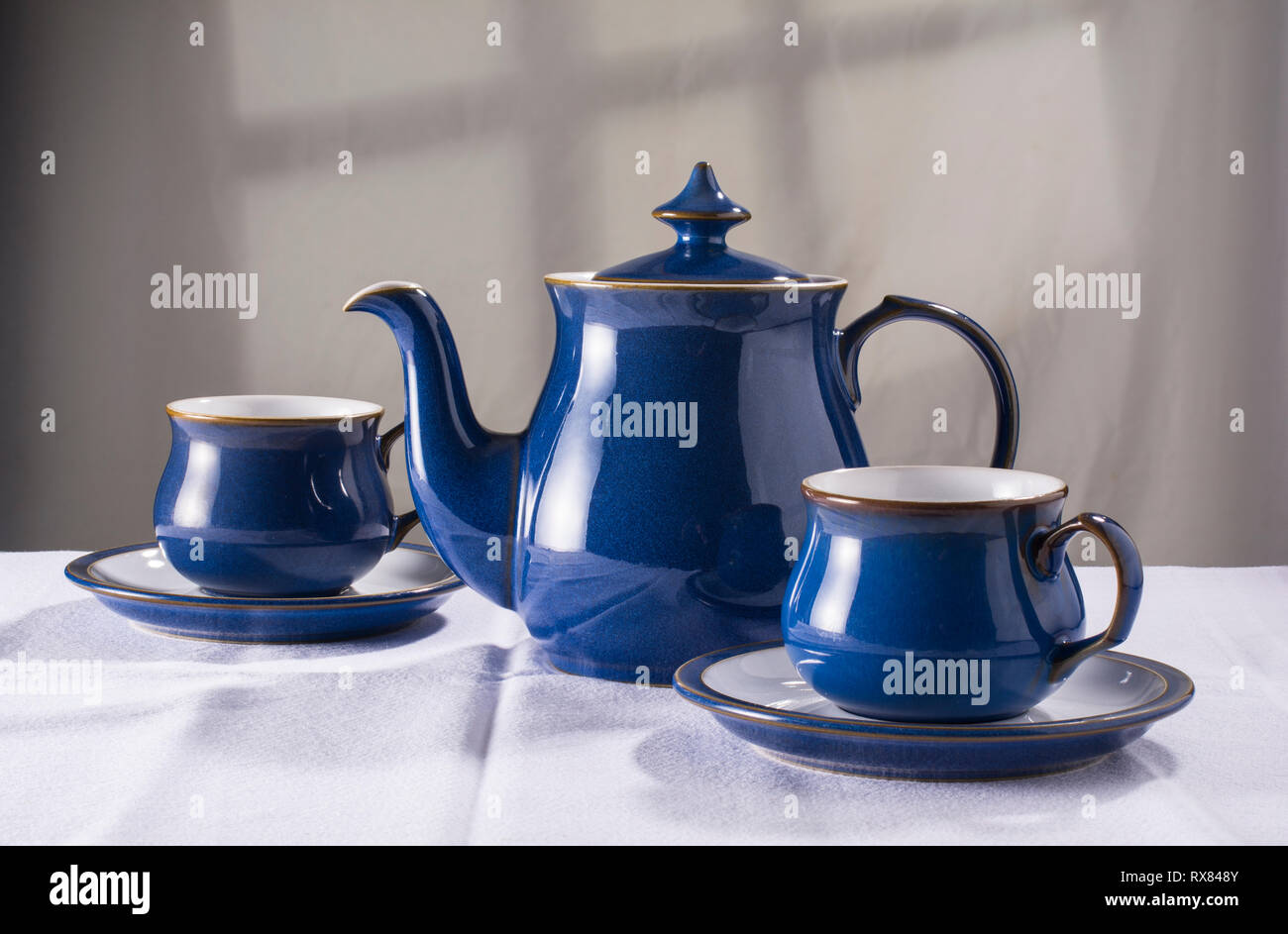 Oldfashioned teapot and matching cups and saucers Stock Photo Alamy