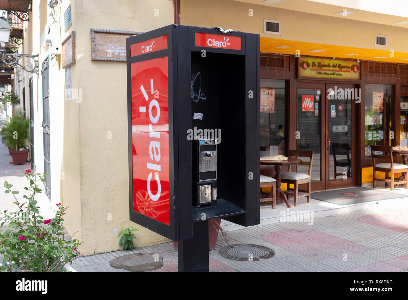 American red telephone booth hi-res stock photography and images - Alamy