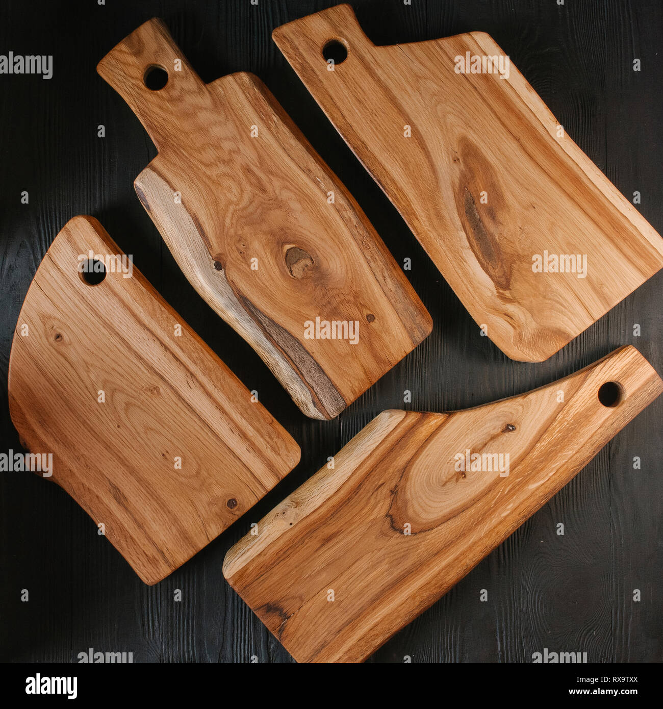 https://c8.alamy.com/comp/RX9TXX/overhead-view-of-various-chopping-boards-on-wooden-table-RX9TXX.jpg
