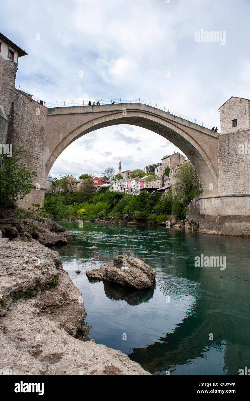 Stari Most, a reconstructed 16th century high browed bridge in the Bosnian town of Mostar that was destroyed by Croatian bombs in the 1993 Croat-Bosni Stock Photo