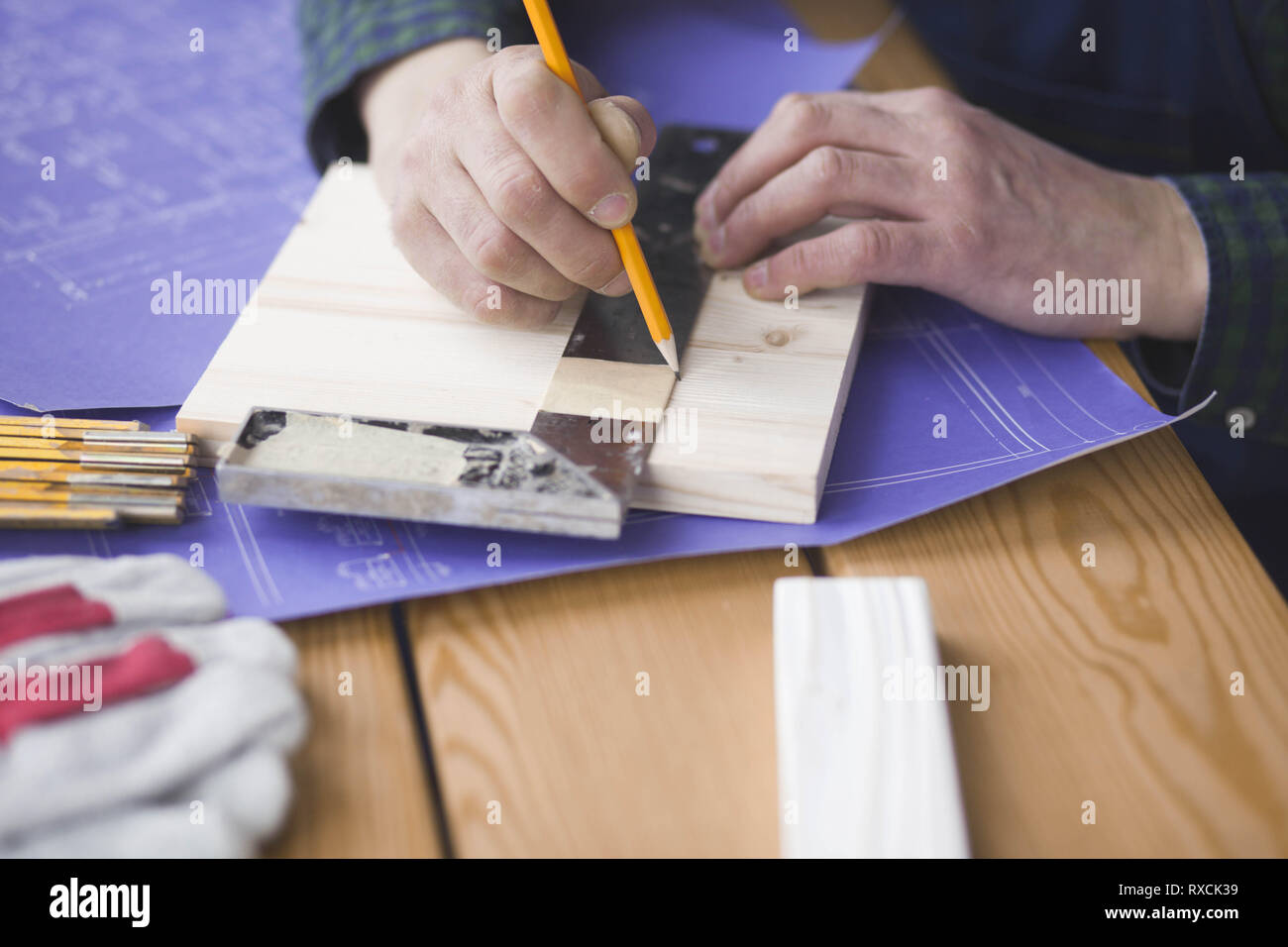 Carpenter testing wood plank hi-res stock photography and images - Alamy