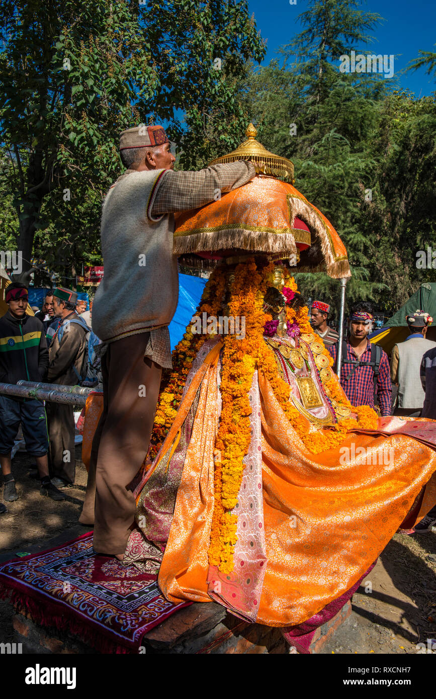KULLU, INDIA, Preparation of a shrine dedicated to  local god Ragunath for the annual Kullu-festival Stock Photo