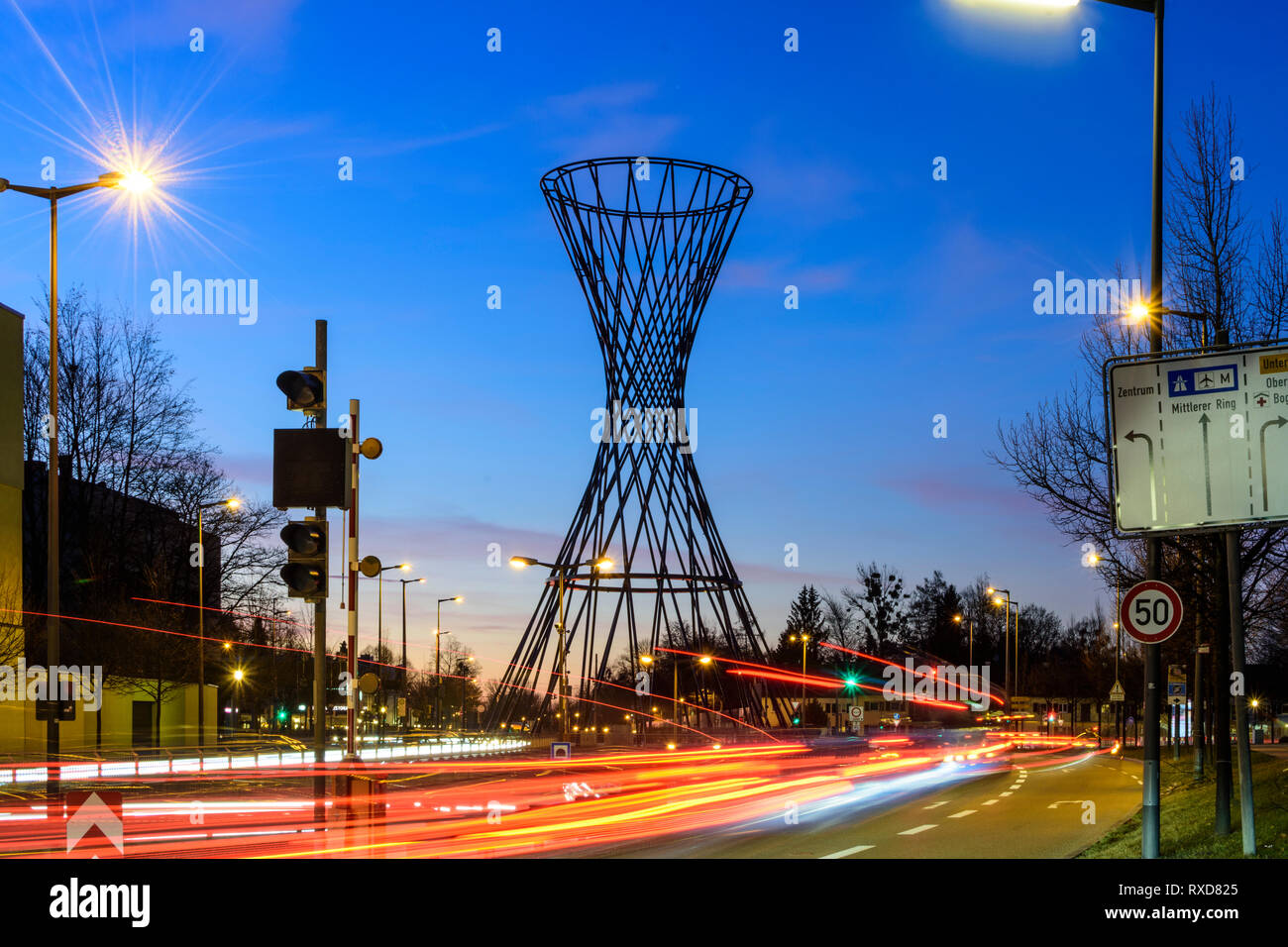 Vader publiek Expliciet München, Munich: sculpture Mae West in Munich-Bogenhausen, designed by Rita  McBride, named after the actress, road traffic at Mittlerer Ring (Middle R  Stock Photo - Alamy