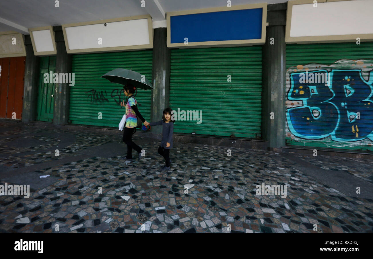 Valencia, Carabobo, Venezuela. 8th Mar, 2019. March 08, 2019. Ninety percent of the stores remain closed due to a national power failure that takes more than 36 hours, after 5 pm on Thursday, the Guri dam, the country's main hydroelectric power plant, collapsed in the state of Bolivar. the photo corresponds to the city of Valencia, Carabobo state. Photo: Juan Carlos Hernandez Credit: Juan Carlos Hernandez/ZUMA Wire/Alamy Live News Stock Photo