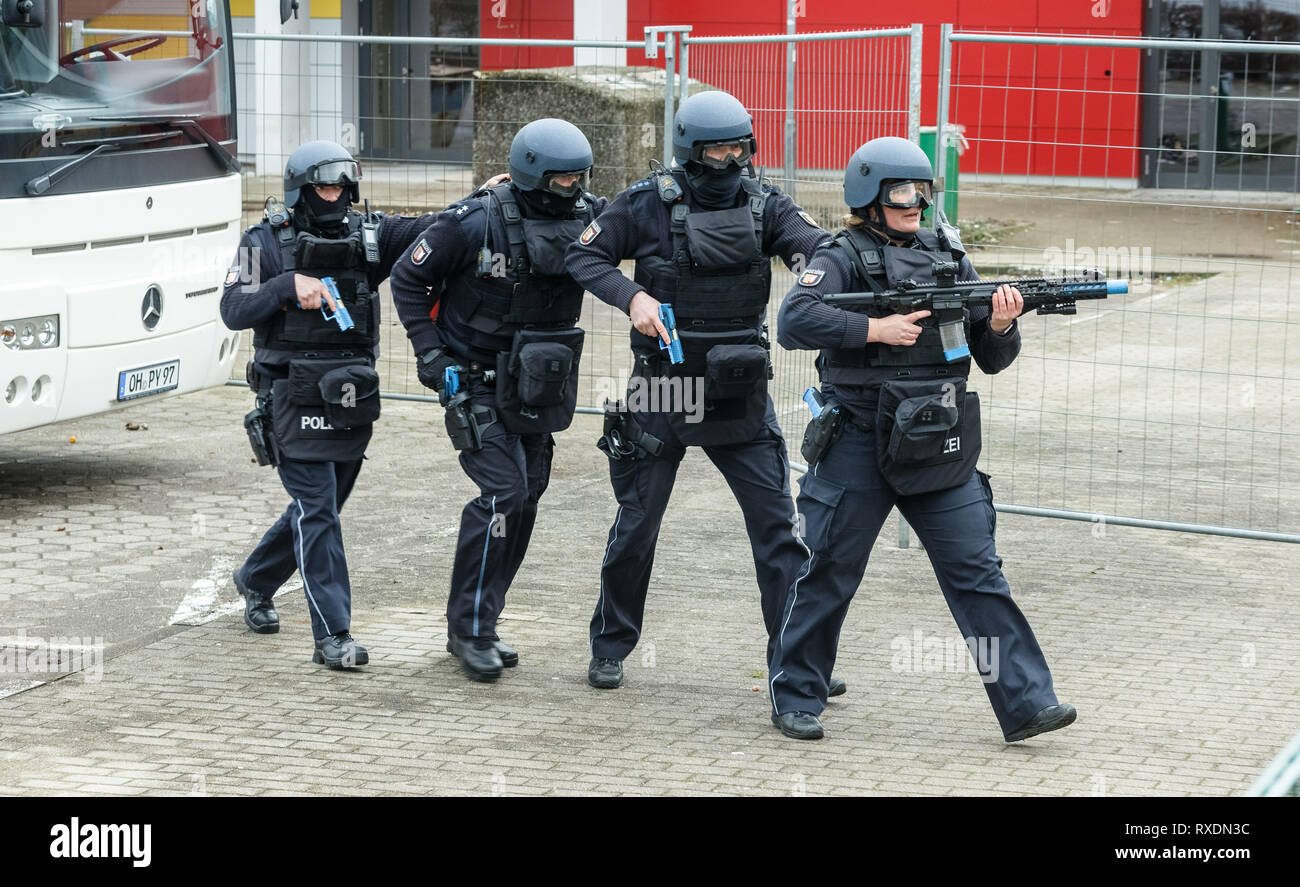 Glinde, Germany. 09th Mar, 2019. Police officers of the Ratzeburg ...