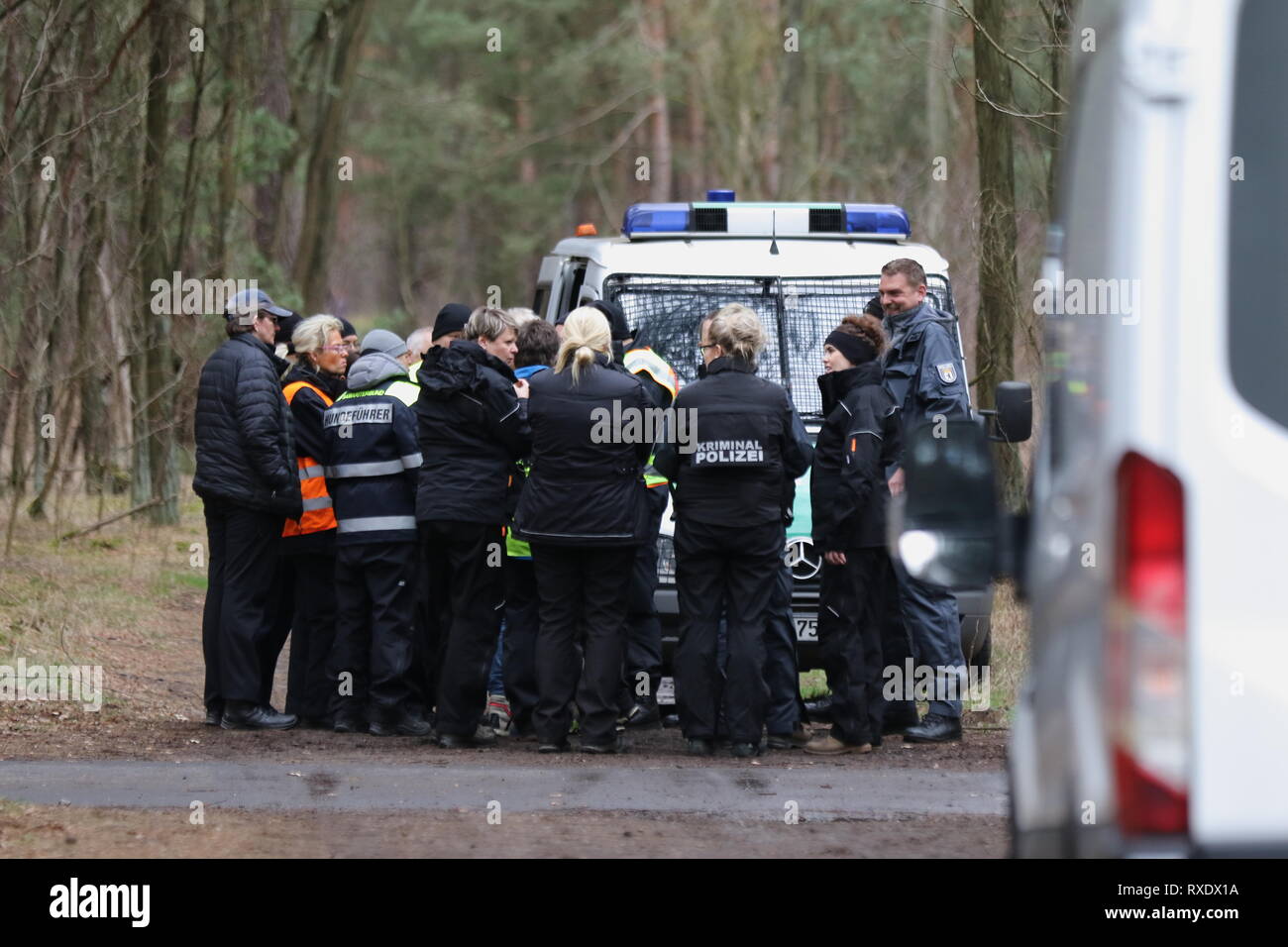 Kummersdorf, Germany. 09th Mar, 2019. Police at the briefing. Brandenburg: Search for missing Rebecca from Berlin. Also on the third day in a row searches a hundred of police with helicopters and detection dogs in a large forest southeast of Berlin after the 15-year-old Rebecca R. Credit: SAO Struck/Alamy Live News Stock Photo