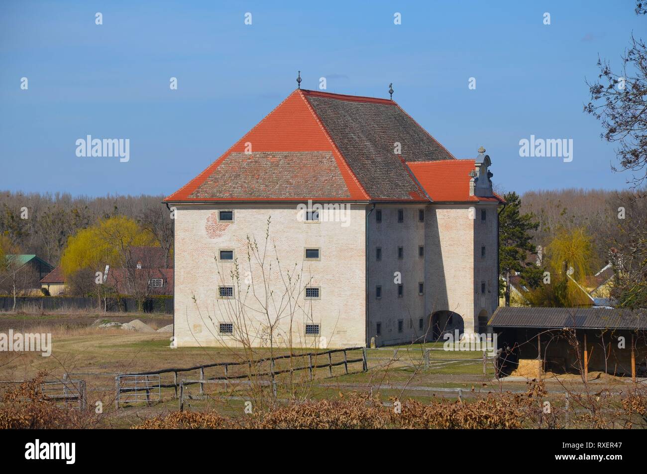 Die Römerstadt Carnuntum an der Donau bei Wien, Österreich: Barocker Schüttkasten neben dem Schloss Petronell Stock Photo