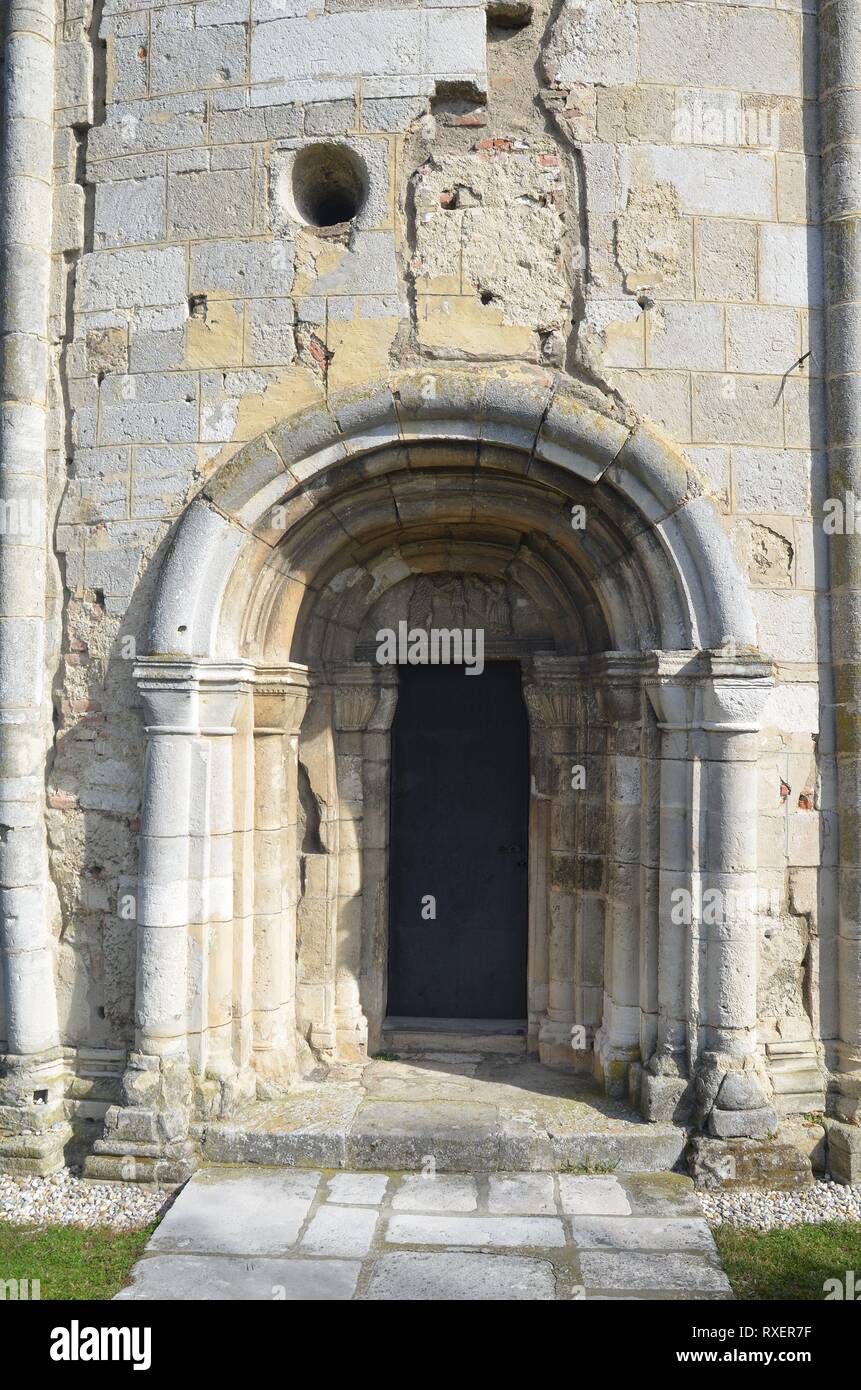 Die Römerstadt Carnuntum an der Donau bei Wien, Österreich: Portal der romanischen Rundkirche im Ort Petronell Stock Photo