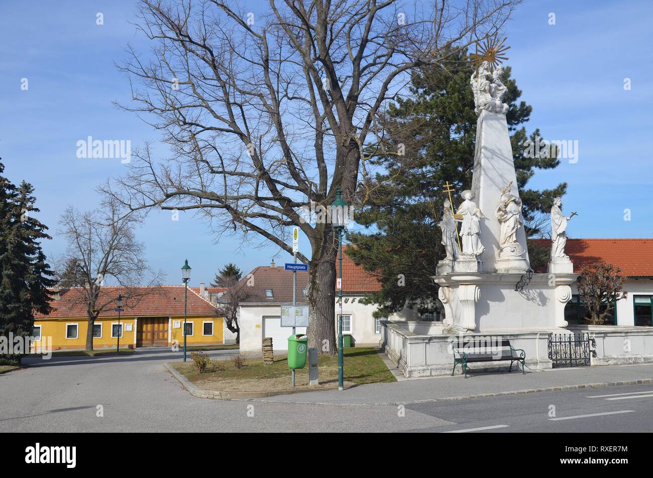 Die Römerstadt Carnuntum an der Donau bei Wien, Österreich: Barocke Säule im Ort Petronell Stock Photo