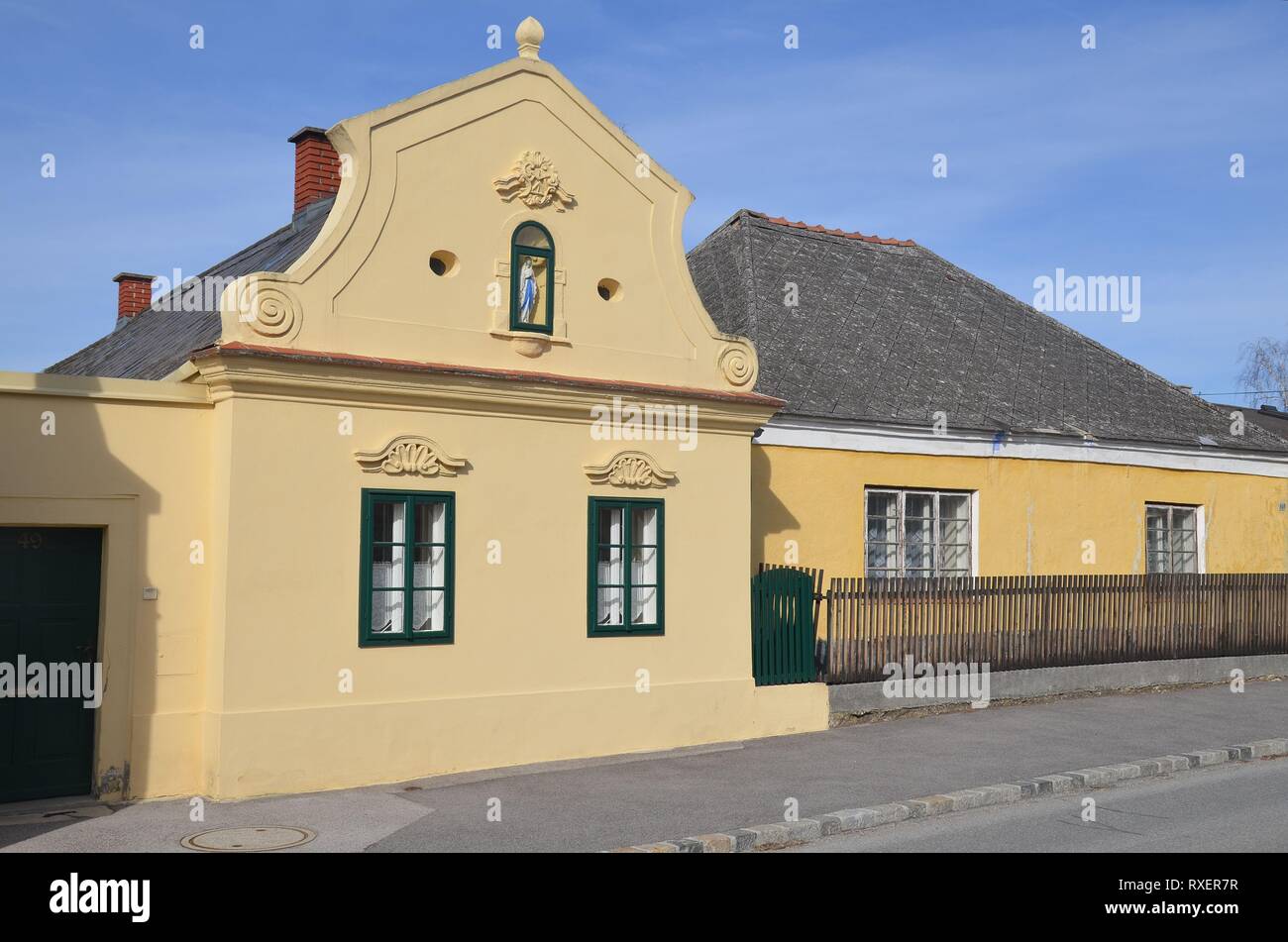 Die Römerstadt Carnuntum an der Donau bei Wien, Österreich: Barockfassade im Ort Petronell Stock Photo