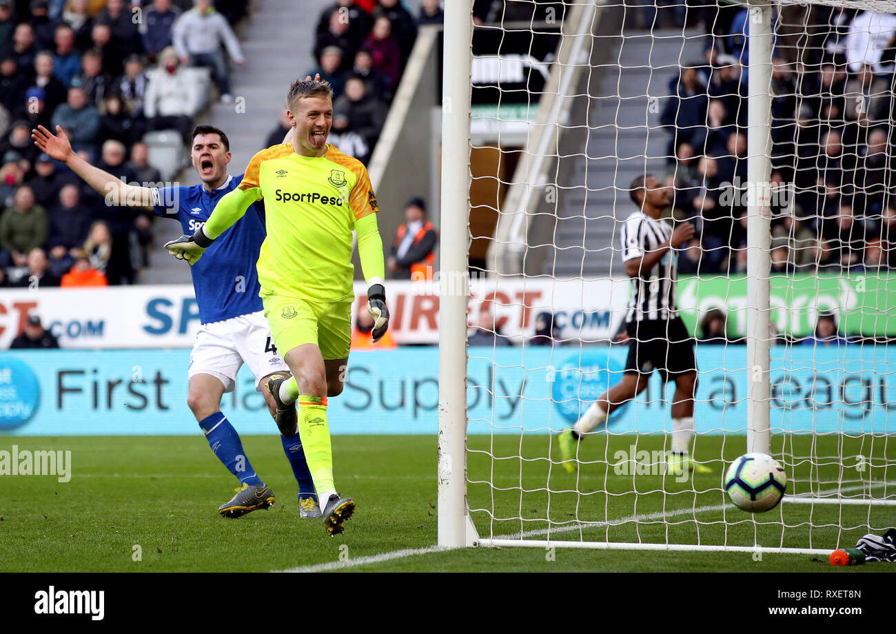 Everton goalkeeper Jordan Pickford reacts to the fans after a miss by  Newcastle United's Salomon Rondon (background right) during the Premier  League match at St James' Park, Newcastle Stock Photo - Alamy