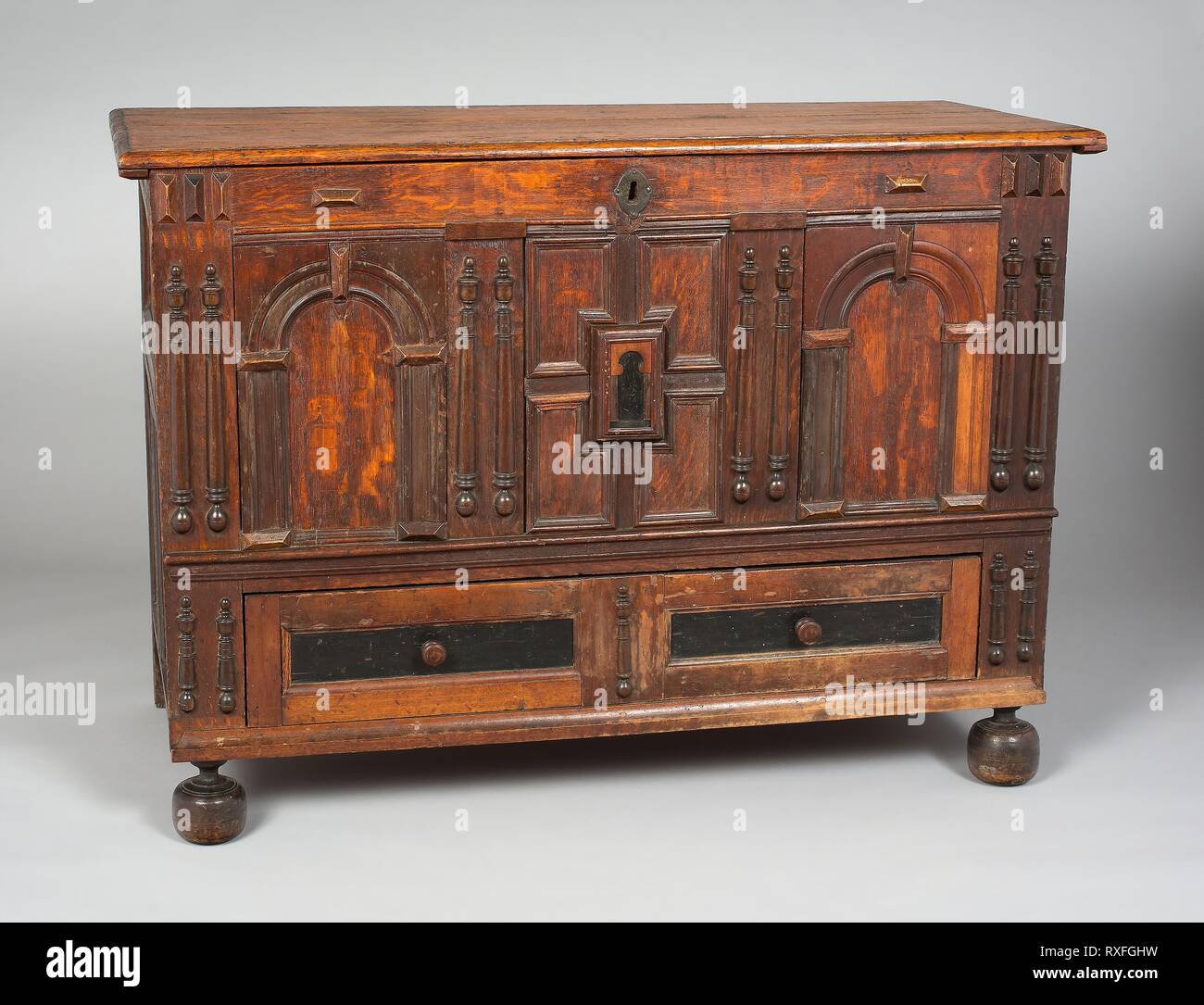 Blanket chest. American; New England. Date: 1650-1700. Dimensions: 92.1 x 129.2 x 55.9 cm (36 1/4 x 50 7/8 x 22 in.). Oak, pine, and maple. Origin: New England. Museum: The Chicago Art Institute. Stock Photo