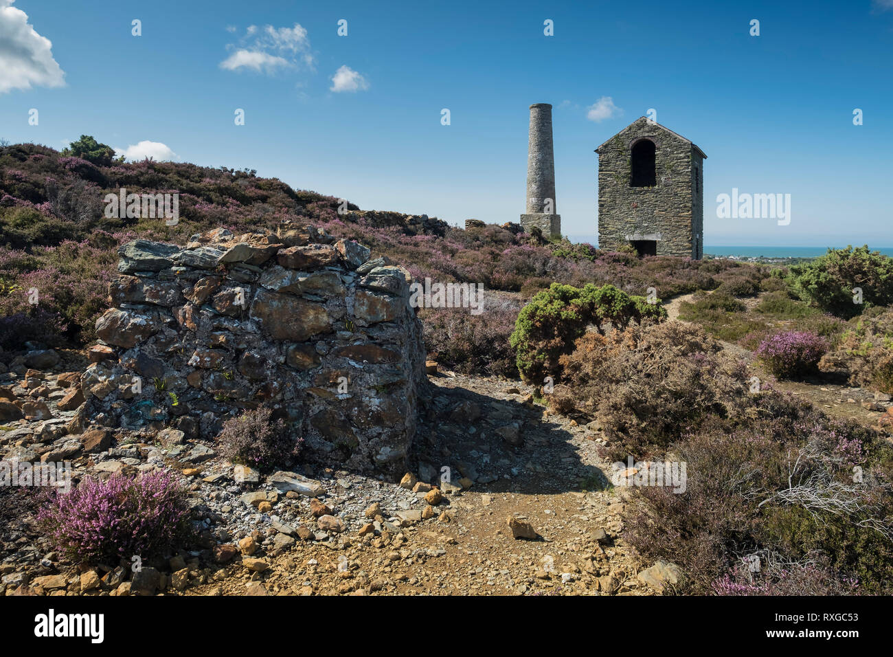 Pearl Shaft Engine House & Chimney, Parys Mountain, near Amlwch, Anglesey, North Wales, UK Stock Photo