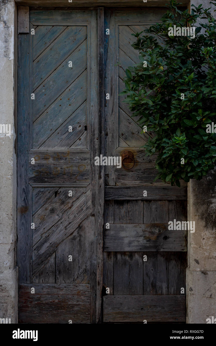 Old green door hi-res stock photography and images - Alamy